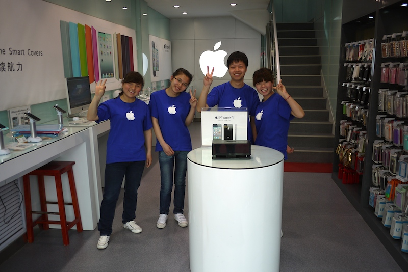 Illustration for article titled Can You Spot the Real Chinese Apple Shop?